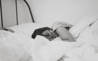Blåt lys ved sengetid: Derfor skal du holde dig fra det